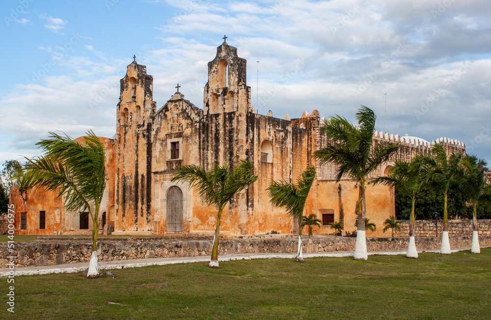 Obraz premium An exterior view of the historical Church and Convent of San Miguel Arcangel in Maní, in the central region of the Yucatan Peninsula, in the Mexican state of Yucatán, Mexico. It was built in 1549.