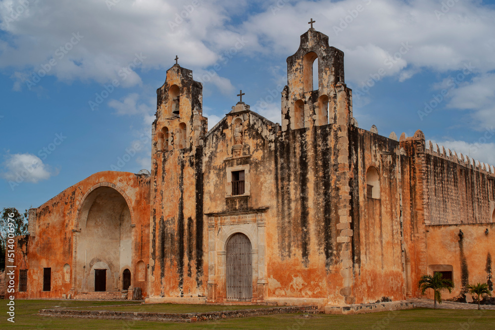 Obraz premium An exterior view of the historical Church and Convent of San Miguel Arcangel in Maní, in the central region of the Yucatan Peninsula, in the Mexican state of Yucatán, Mexico. It was built in 1549.