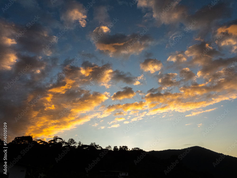 Fototapeta premium amanecer deslumbrante desde las montañas