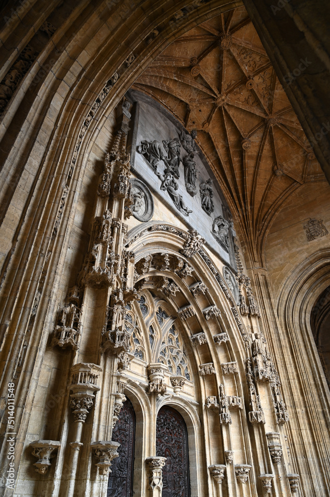 Détail architectural de la cathédrale San Salvador d'Oviedo en Espagne