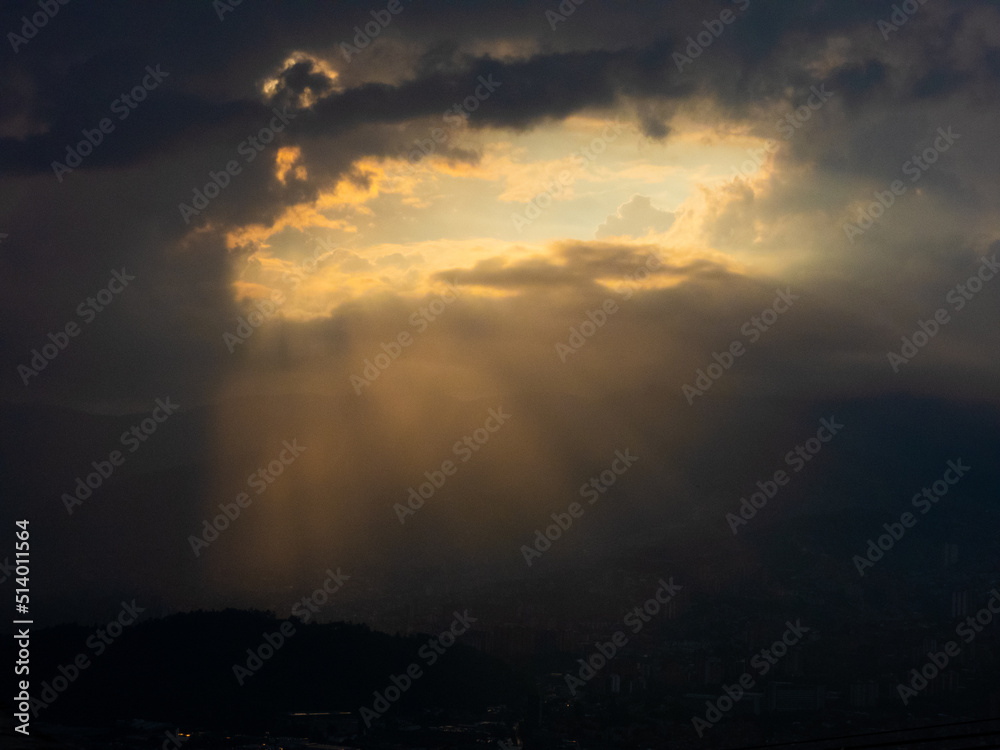 un rayo de luz que atraviesa las nubes