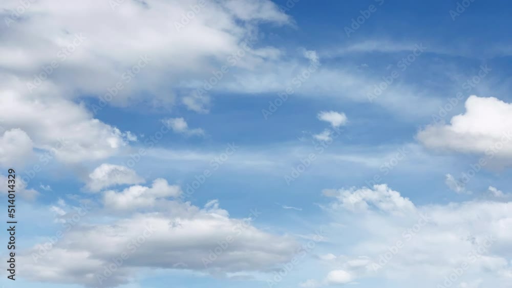 青空を流れる白い雲と飛行機雲 積雲 背景に巻雲 クラウドスケープ 日本 青空を流れる白い雲と飛行機雲 積雲 背景に巻雲 クラウドスケープ 日本