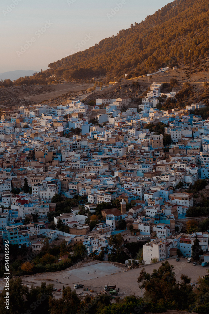 Aussicht über die wunderschöne blaube Stadt Chefchauen in Morocco zum Sonnenuntergang Kamera 2