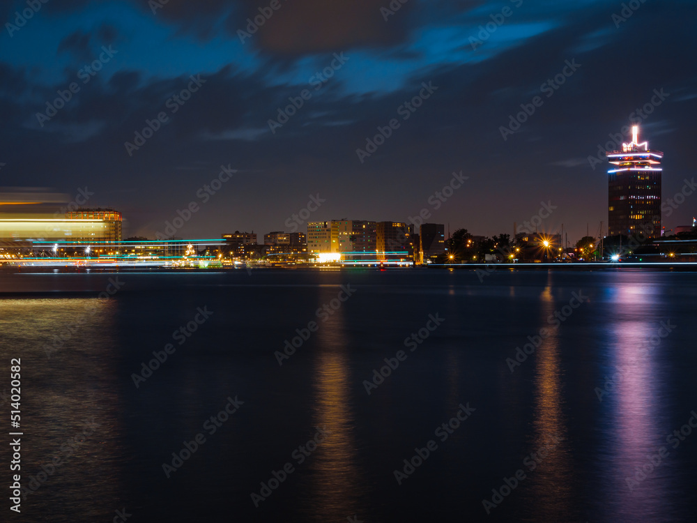 Obraz premium Evening in Amsterdam with skyline and buildings