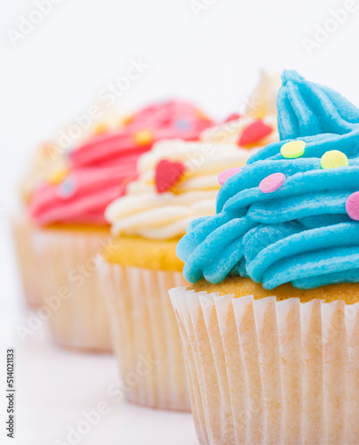 Bunte Cupcakes vor weißem Hintergrund