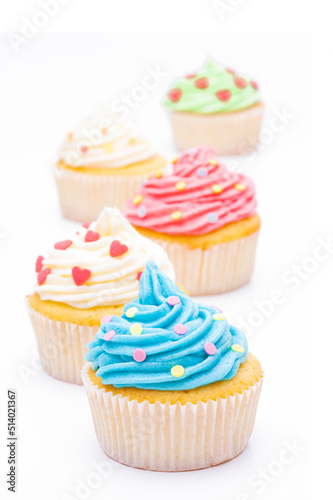Bunte Cupcakes vor weißem Hintergrund