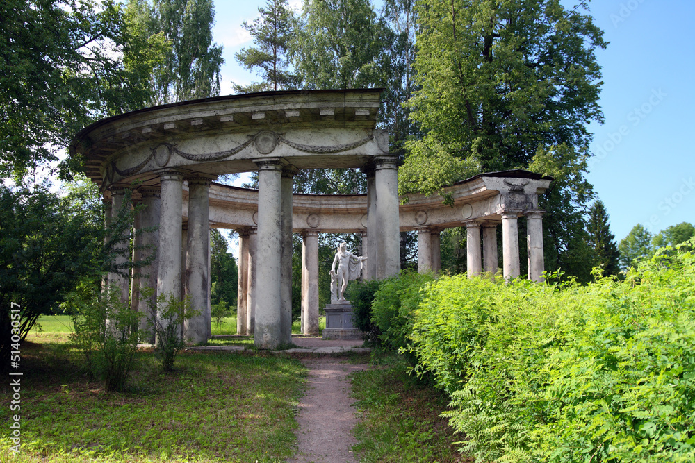 apollo colonnade in Pavlovsk park