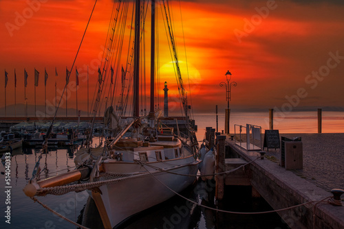Fototapeta Naklejka Na Ścianę i Meble -  Sonnenuntergang im Hafen von Garda, Gardasee