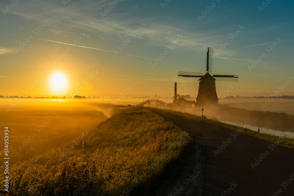 Foto windmill in the fog