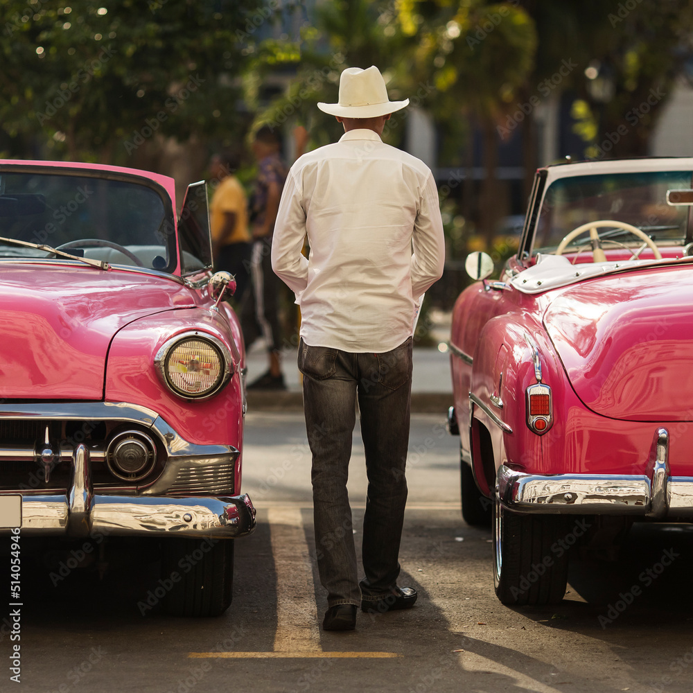 Φωτογραφία Amazing old american car on streets of Havana with colourful buildings in background