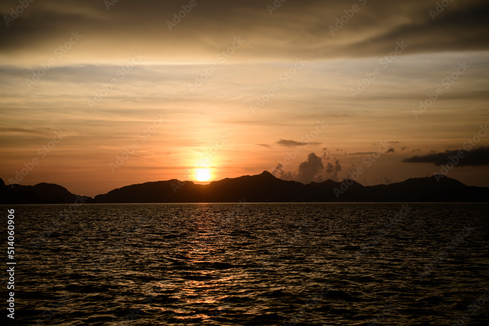 Puesta de sol El Nido en la isla de Pinagbuyutan, vistas naturales del paisaje kárstico, acantilados. Palawan, Philippines. Viajes de aventura.