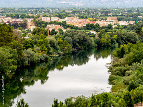 vistas de un lago y una ciudad en el fondo