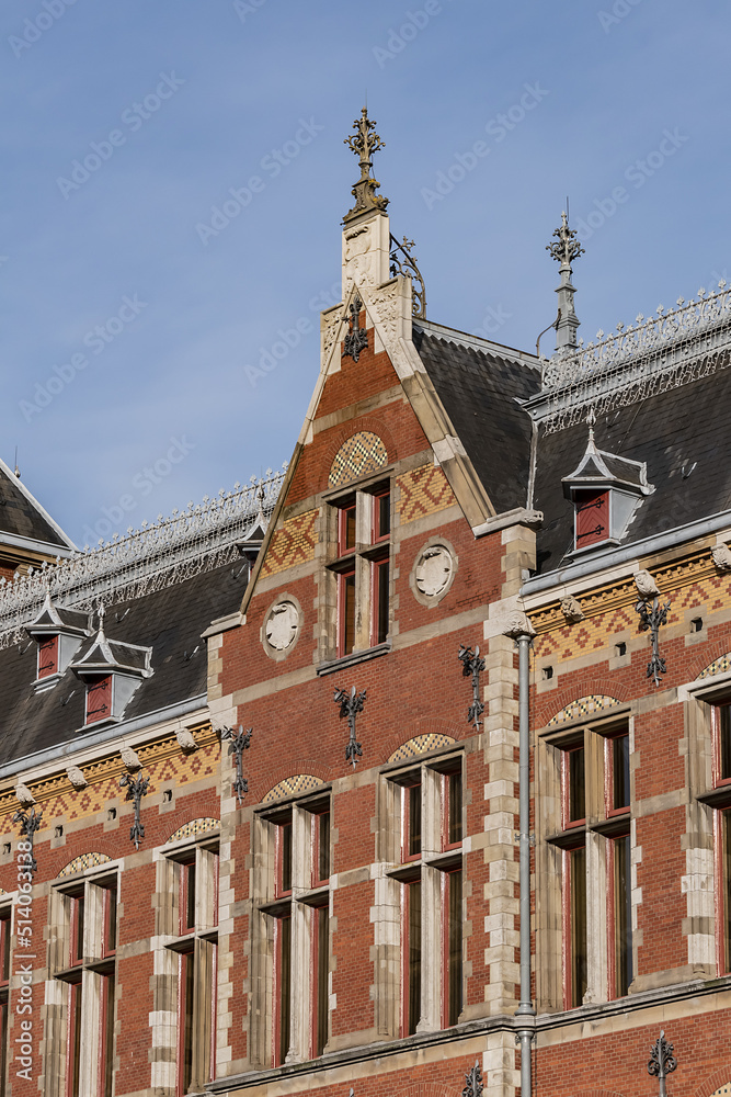 Obraz premium Architectural fragments of historic building of Amsterdam central railway station (1889). Amsterdam, the Netherlands.