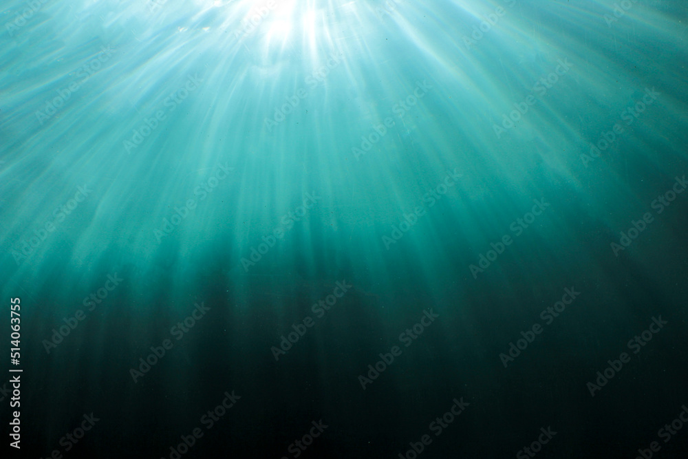 Rayons du soleil qui traversent la mer turquoise Rayons du soleil qui traversent la mer turquoise