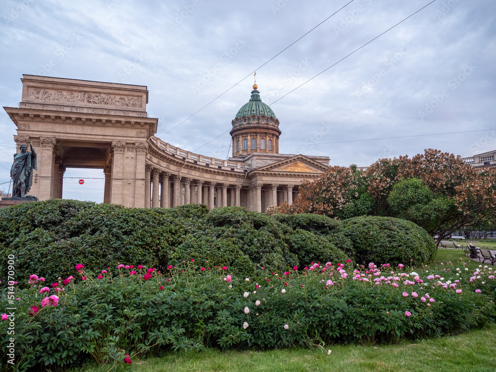 Obraz premium Казанский собор в Санкт-Петербурге , красивое голубое небо, цветут розы Kazan Cathedral in St. Petersburg, beautiful blue sky, roses bloom