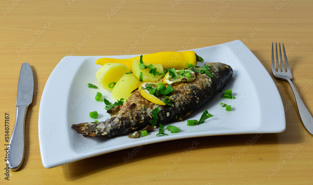 gebratene Forelle mit Petersilienkartoffeln und Zitronen Stock Photo ...
