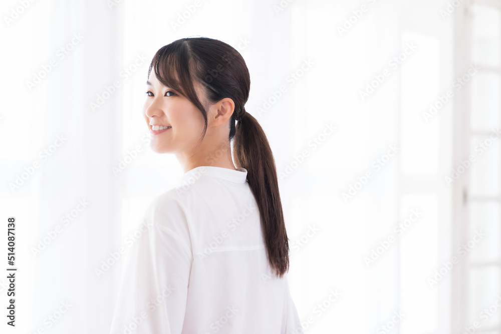 部屋でリラックスする若い女性 部屋でリラックスする若い女性
