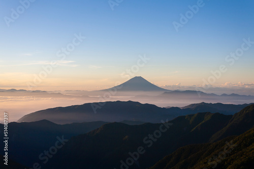 シルエットの富士山 © Jiro