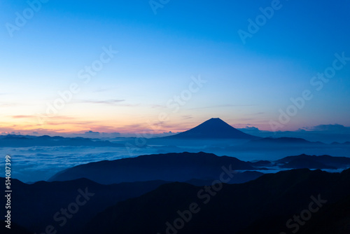 シルエットの富士山