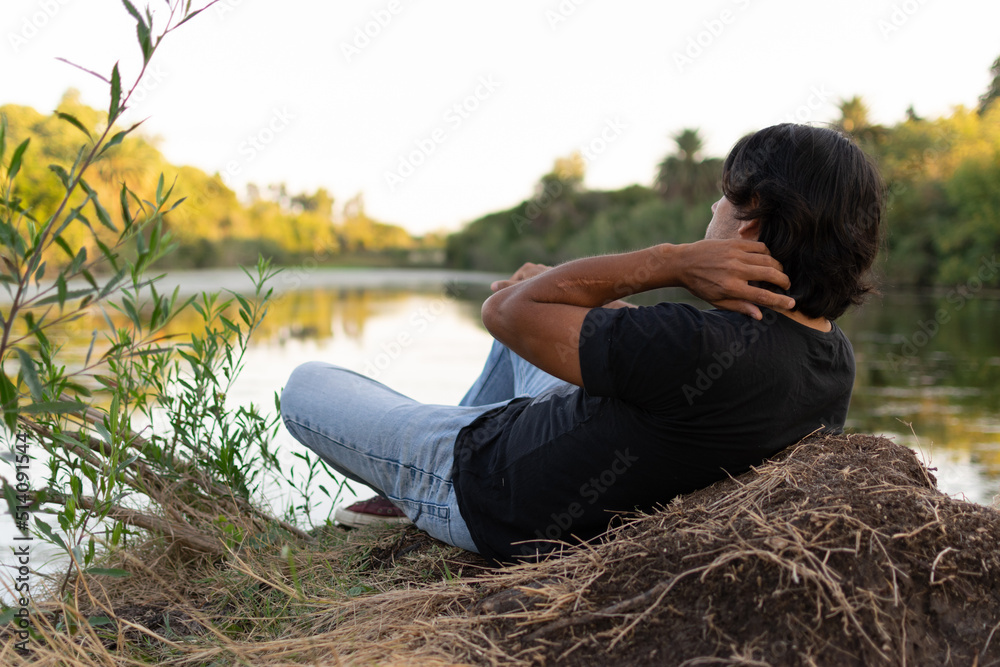 Contemplando la soledad junto al lago Contemplando la soledad junto al lago