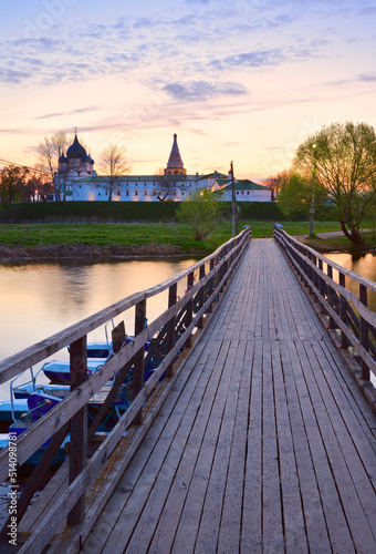 Fotografiet The bridge to the Suzdal Kremlin in the morning