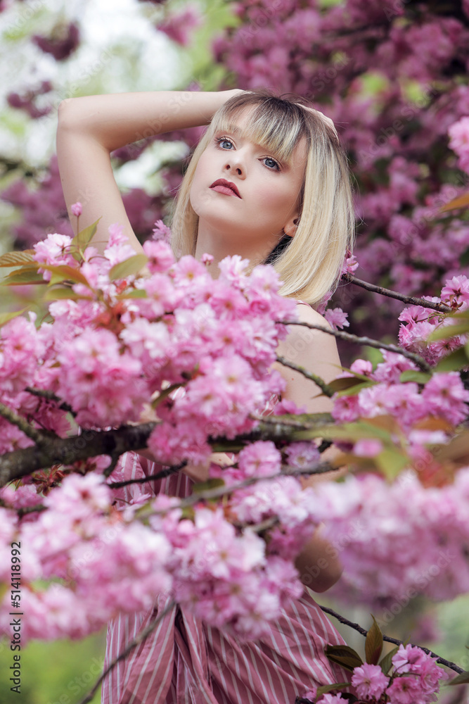 Jeune femme en été dans un cerisier en fleur Jeune femme en été dans un cerisier en fleur