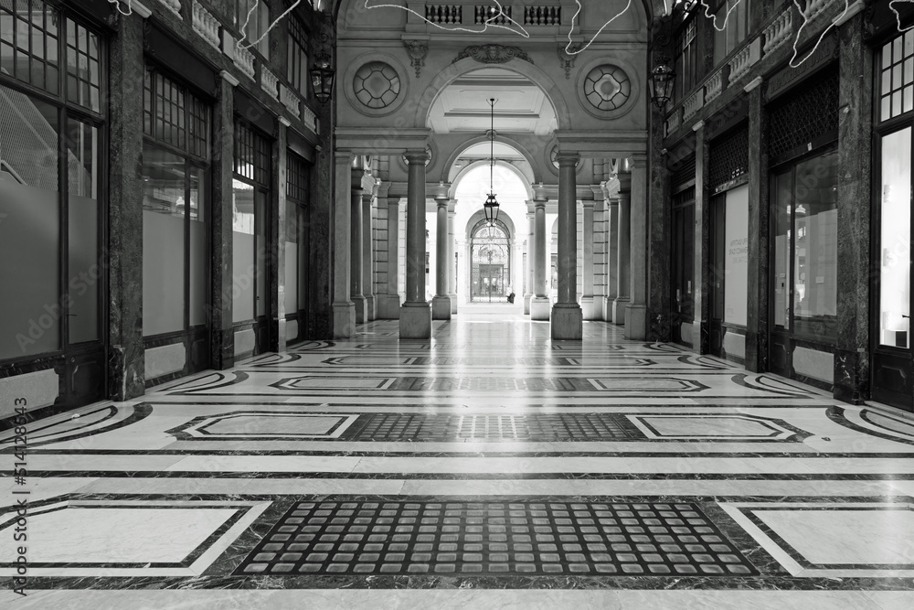 Uno scorcio dalla galleria San Federico a Torino in un delicato e romantico bianco e nero.