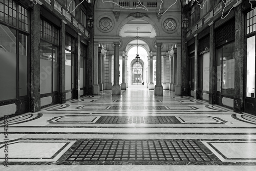 Uno scorcio dalla galleria San Federico a Torino in un delicato e romantico bianco e nero. photo