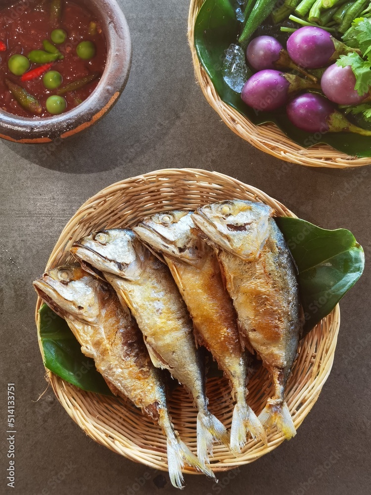 Shrimp Paste Chilli Sauce (Nam Prik Ka Pi) serve with Fried Mackerel and vegetable, Thai Food - obrazy, fototapety, plakaty 