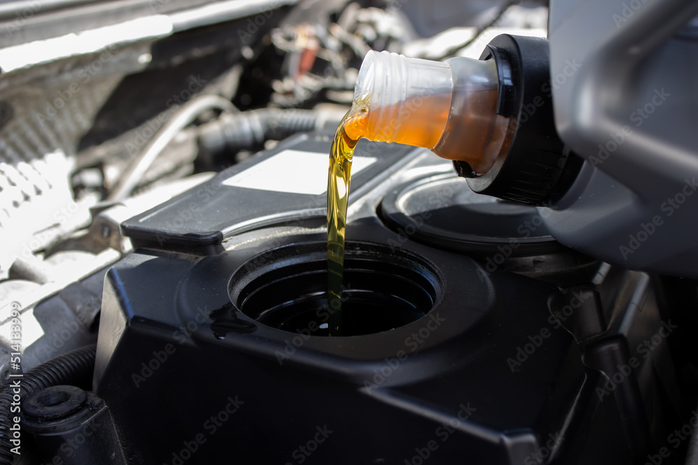 Refueling and pouring oil quality into the engine motor car