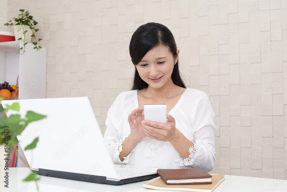 スマートフォンを持つ女性 スマートフォンを持つ女性