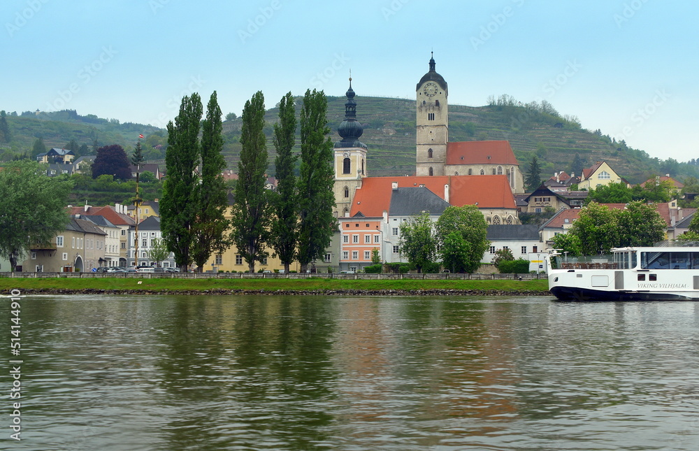 Idyllische Ortschaft am Ufer der Donau