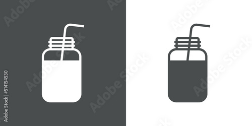 Mason jar icon. Logo smoothie bar. Vector con silueta de botella y pajita para beber. Fondo gris y fondo blanco