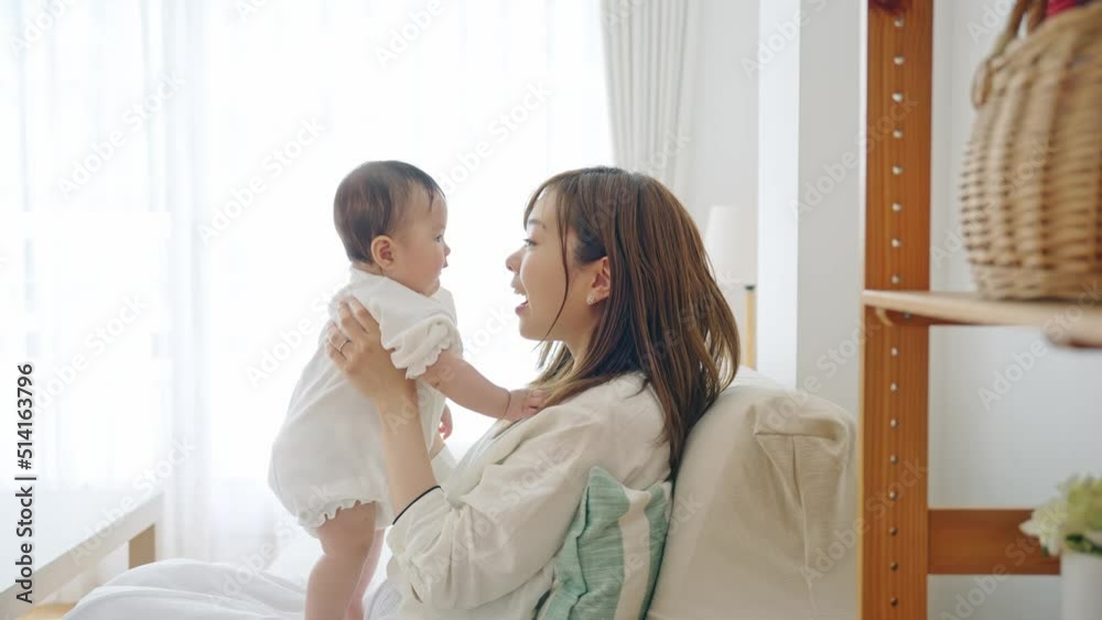 赤ちゃんをあやすママ 赤ちゃんをあやすママ