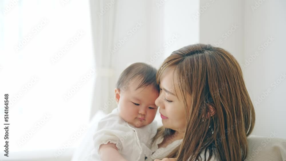 赤ちゃんをあやすママ 赤ちゃんをあやすママ