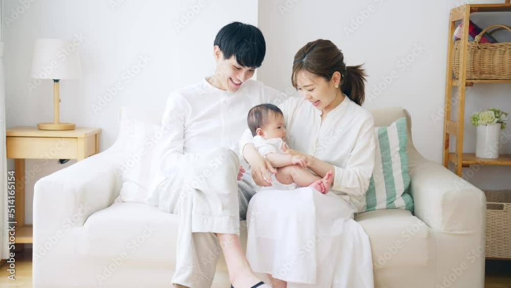 赤ちゃんを抱っこするカップル 子育てイメージ 赤ちゃんを抱っこするカップル 子育てイメージ