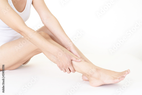 女性の脚のスキンケアイメージ