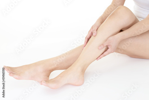 女性の脚のスキンケアイメージ © Liza5450