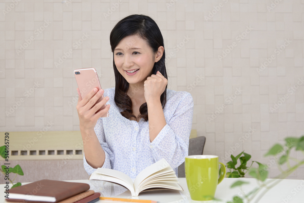 スマートフォンを持つ女性