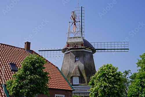 The mill in Simonswolde is a one-story gallery bollard with wind rose and was built in 1813.