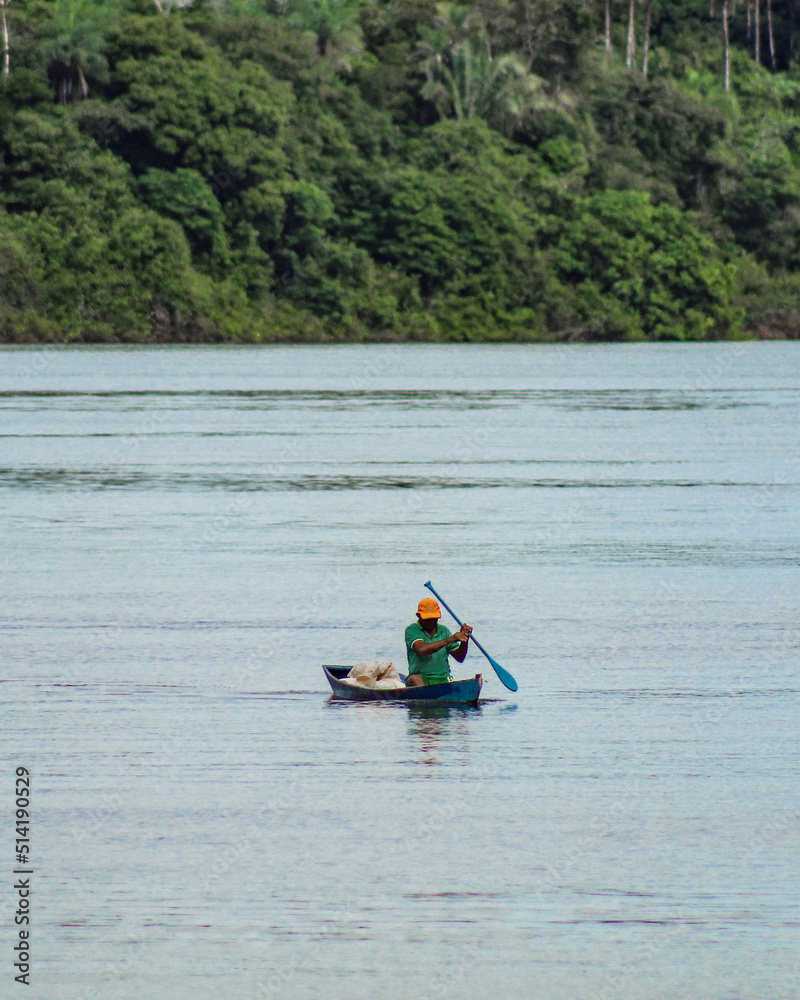 Canoa navegando rio Xingu, no Pará 