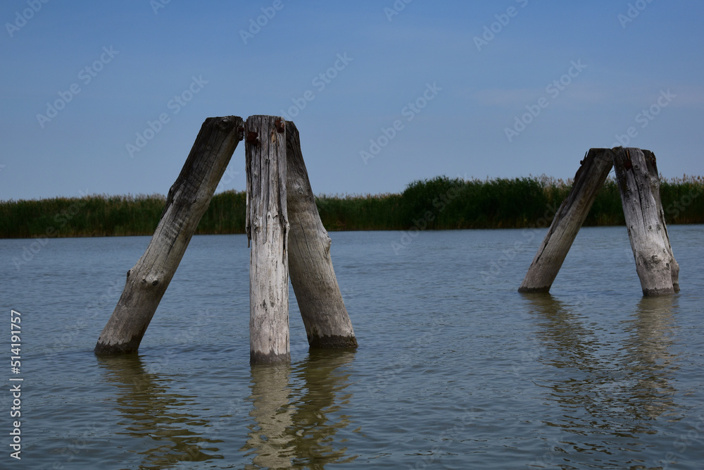 See mit Holzpollern mit weitem Horizont im Sommer zur Tourismus Zeit