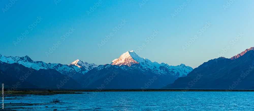 Naklejka premium ニュージーランド カンタベリー地方にあるグレンタナーのプカキ湖から望むマウント・クック