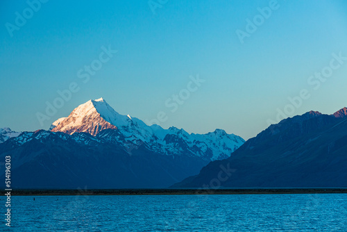 ニュージーランド カンタベリー地方にあるグレンタナーのプカキ湖から望むマウント・クック