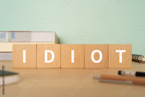 「IDIOT」と書かれたブロックが置かれたデスク