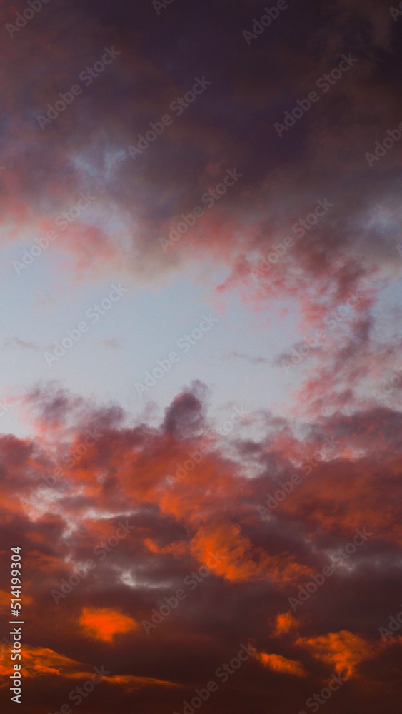 Ciel rougeoyant pendant un coucher de soleil, sous des nuages de haute altitude Ciel rougeoyant pendant un coucher de soleil, sous des nuages de haute altitude