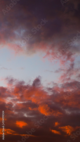 Ciel rougeoyant pendant un coucher de soleil, sous des nuages de haute altitude