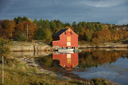 Foto Coastal boathouse in Norway in autumn.