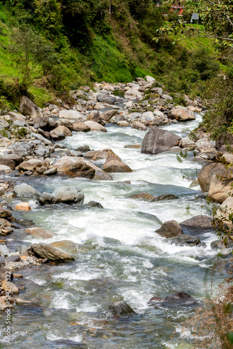 rio con agua cristalina de los andes ecuatorianos 