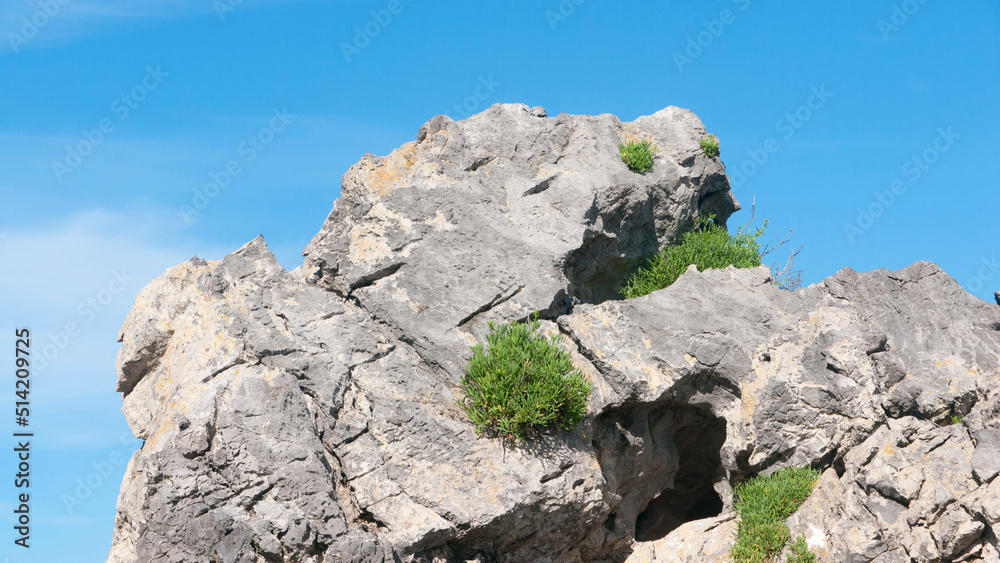 Rocas graniticas en el litoral bajo cielo azul Rocas graniticas en el litoral bajo cielo azul